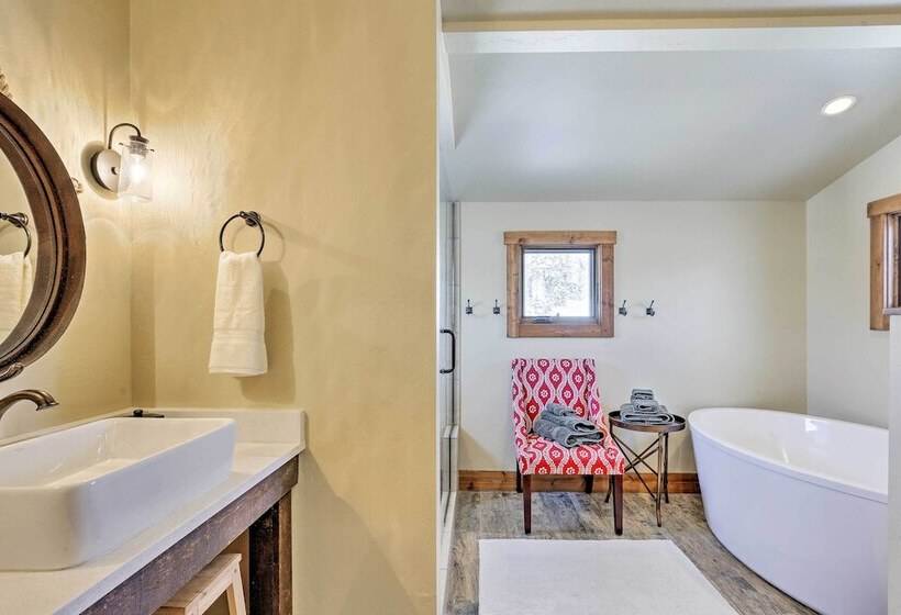 Spacious Grand Lake Cabin W/ Hot Tub & Deck