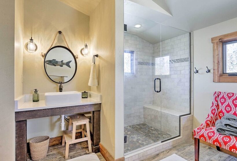 Spacious Grand Lake Cabin W/ Hot Tub & Deck