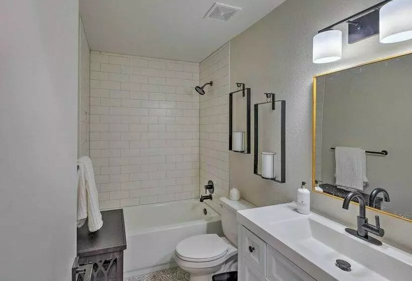 Stylish Lewisville Home Near Downtown Dallas!