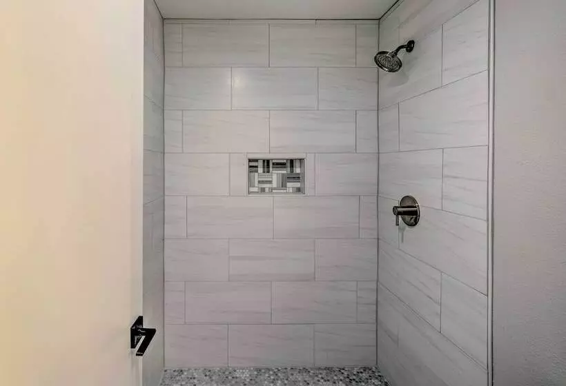 Stylish Lewisville Home Near Downtown Dallas!