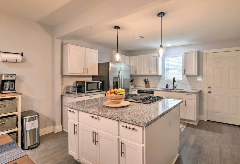 ~ 2 Mi To Pleasure Pier: Home In Galveston!