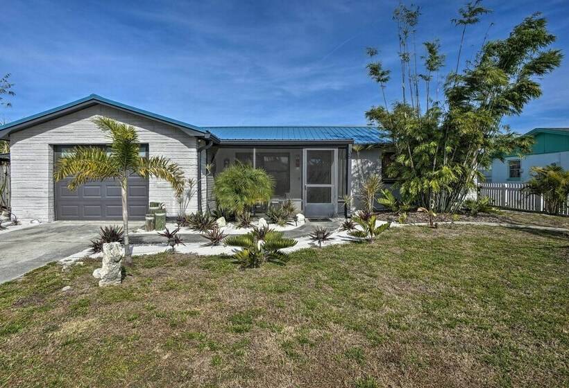 Sunny Haven W/ Private Tiki Bar 6 Mi To Beach!