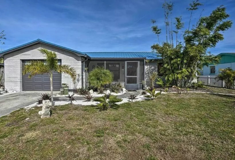 Sunny Haven W/ Private Tiki Bar   6 Mi To Beach!