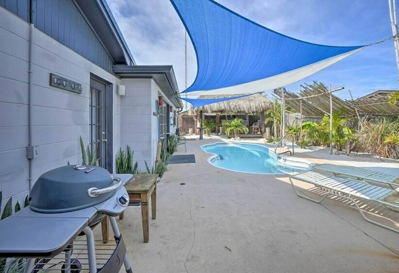 Sunny Haven W/ Private Tiki Bar 6 Mi To Beach!