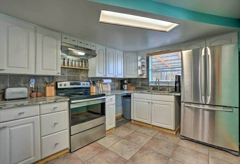 Sunny Haven W/ Private Tiki Bar 6 Mi To Beach!