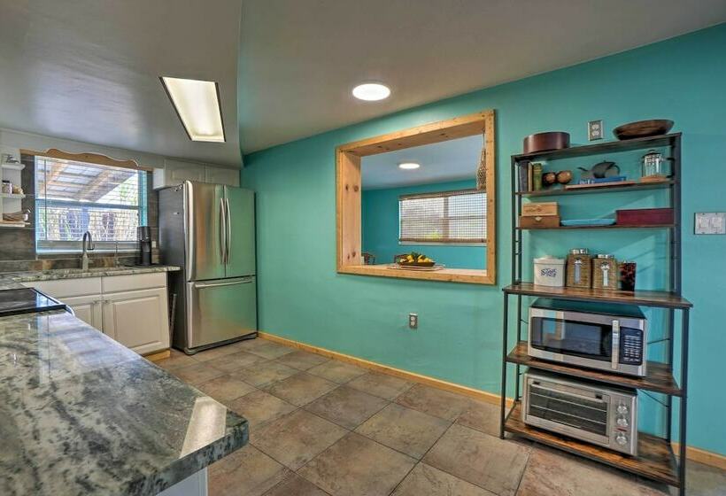 Sunny Haven W/ Private Tiki Bar   6 Mi To Beach!