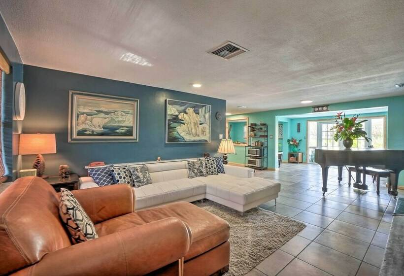 Sunny Haven W/ Private Tiki Bar 6 Mi To Beach!