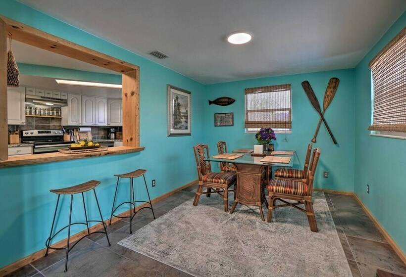 Sunny Haven W/ Private Tiki Bar 6 Mi To Beach!