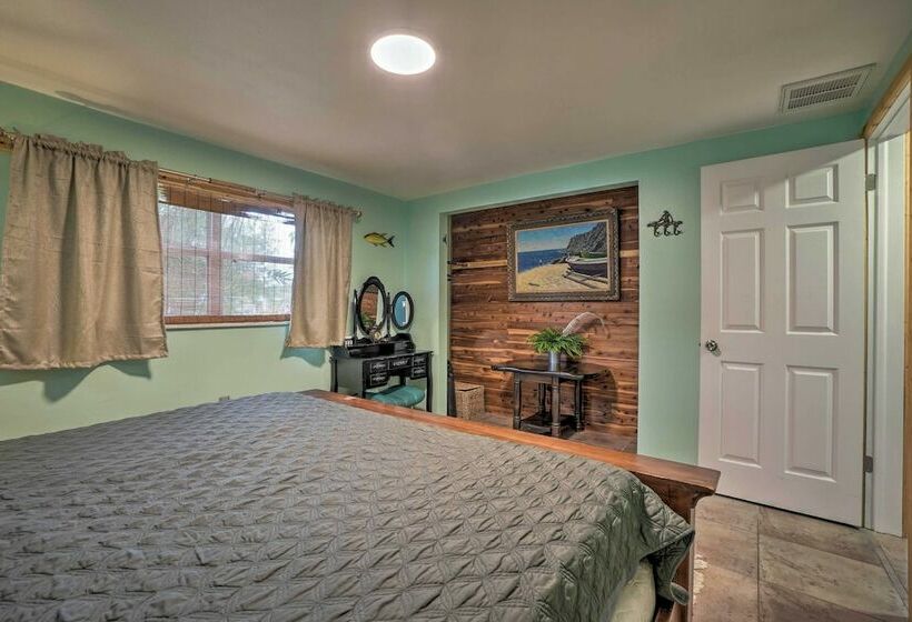 Sunny Haven W/ Private Tiki Bar 6 Mi To Beach!