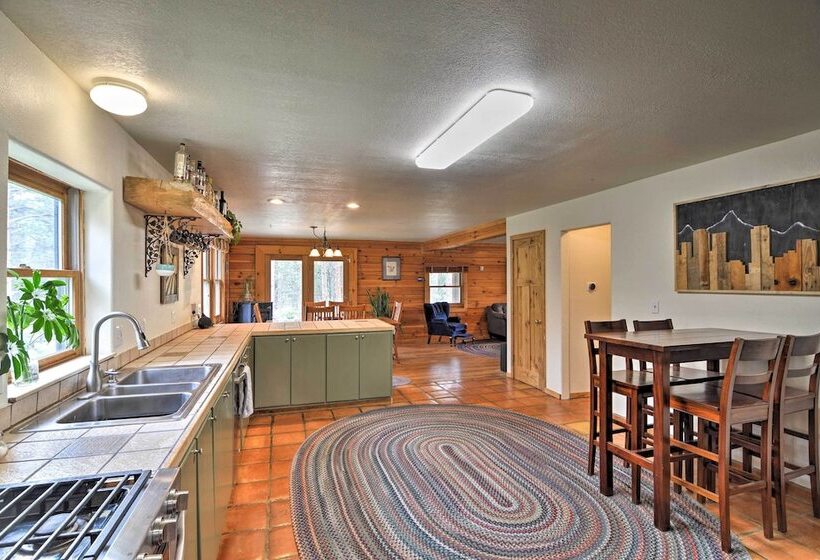 The Pinecone Palace W/ Hiking Trail Access!