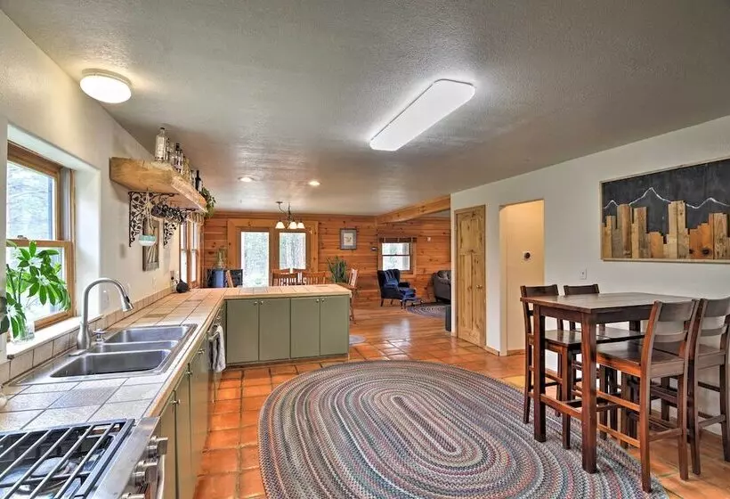 The Pinecone Palace W/ Hiking Trail Access!