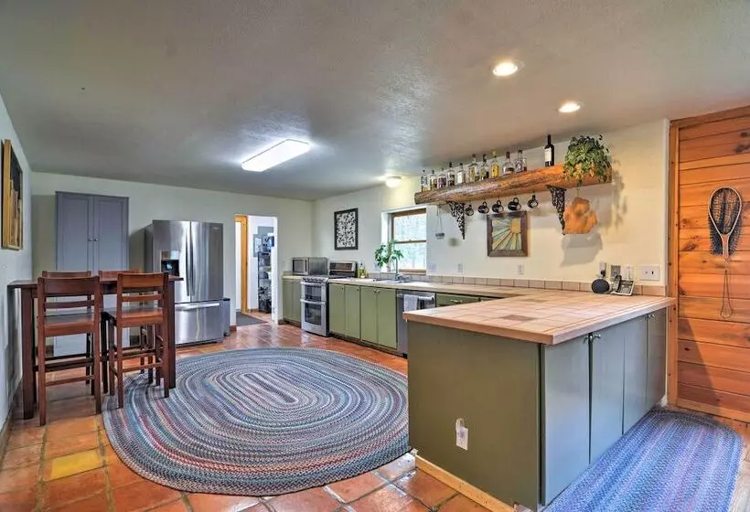 The Pinecone Palace W/ Hiking Trail Access!