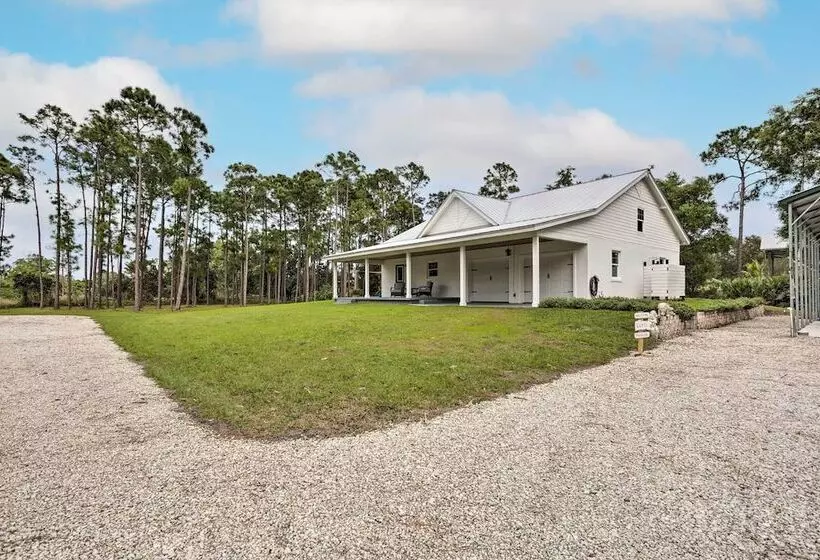 Trendy Palm City Cottage W/ Porch On 5 Acres!