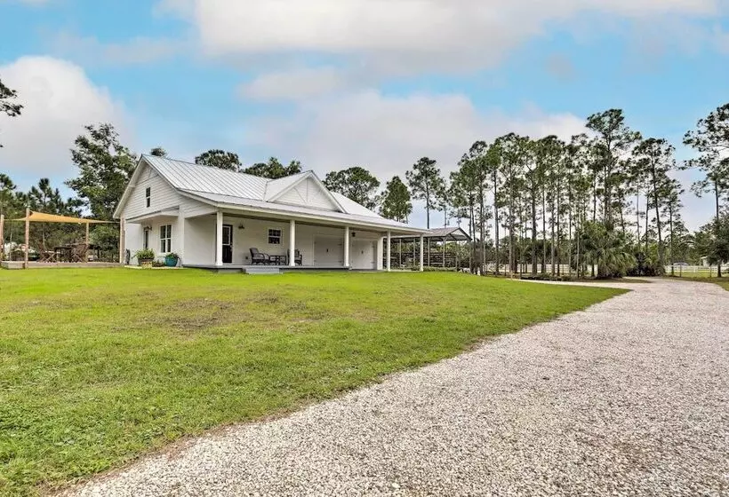 Trendy Palm City Cottage W/ Porch On 5 Acres!