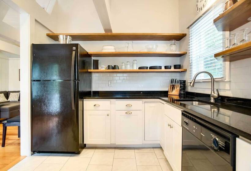 Updated Hyannis Home < 2 Mi To Beach & Golf!