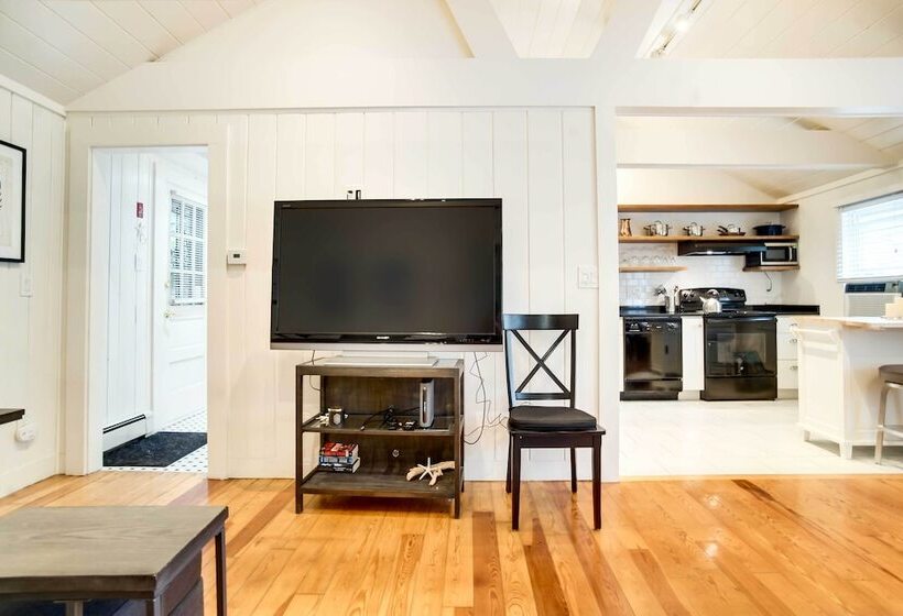 Updated Hyannis Home < 2 Mi To Beach & Golf!