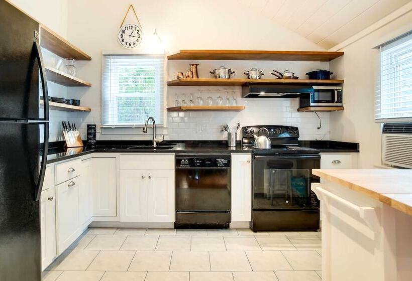 Updated Hyannis Home < 2 Mi To Beach & Golf!