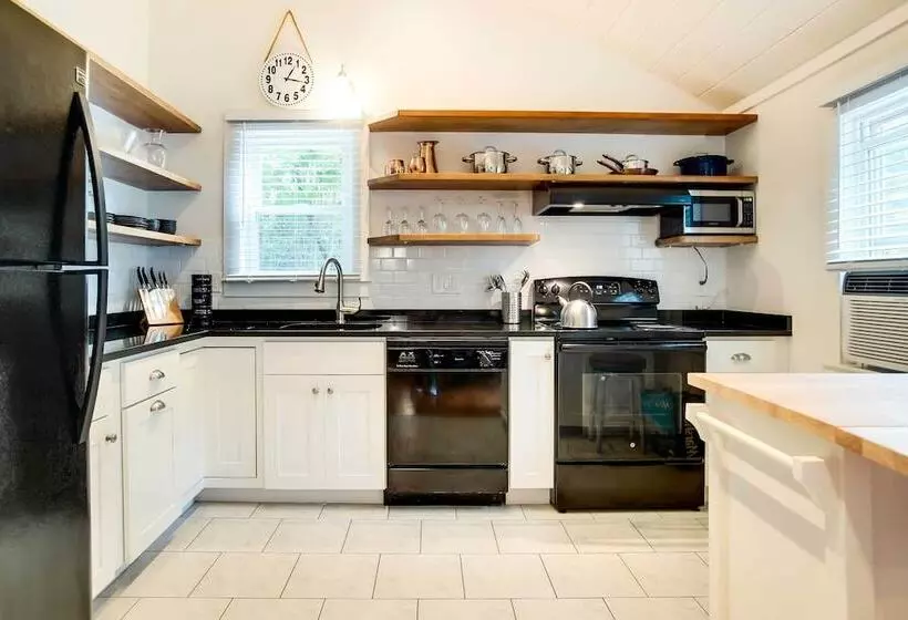 Updated Hyannis Home < 2 Mi To Beach & Golf!