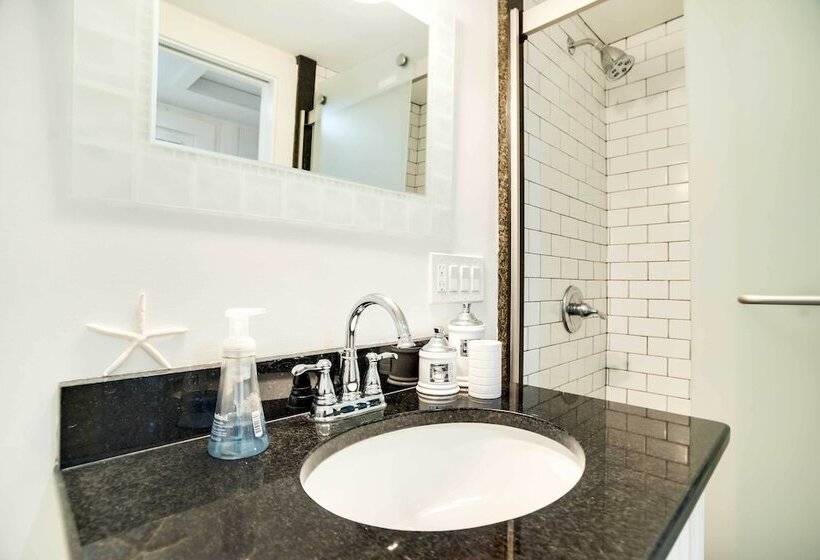 Updated Hyannis Home < 2 Mi To Beach & Golf!