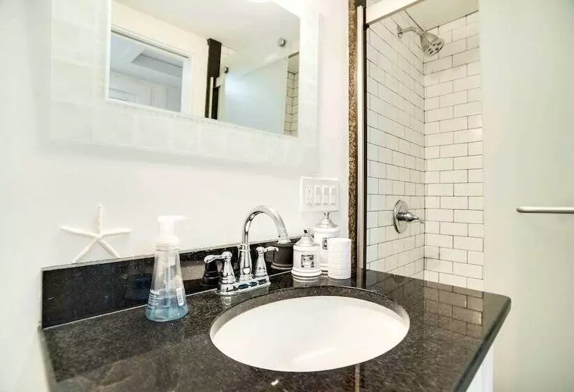 Updated Hyannis Home < 2 Mi To Beach & Golf!