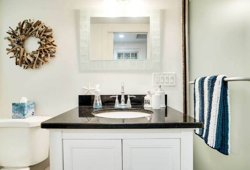 Updated Hyannis Home < 2 Mi To Beach & Golf!