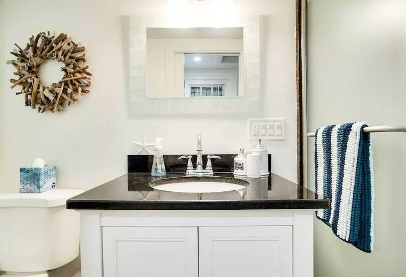 Updated Hyannis Home < 2 Mi To Beach & Golf!