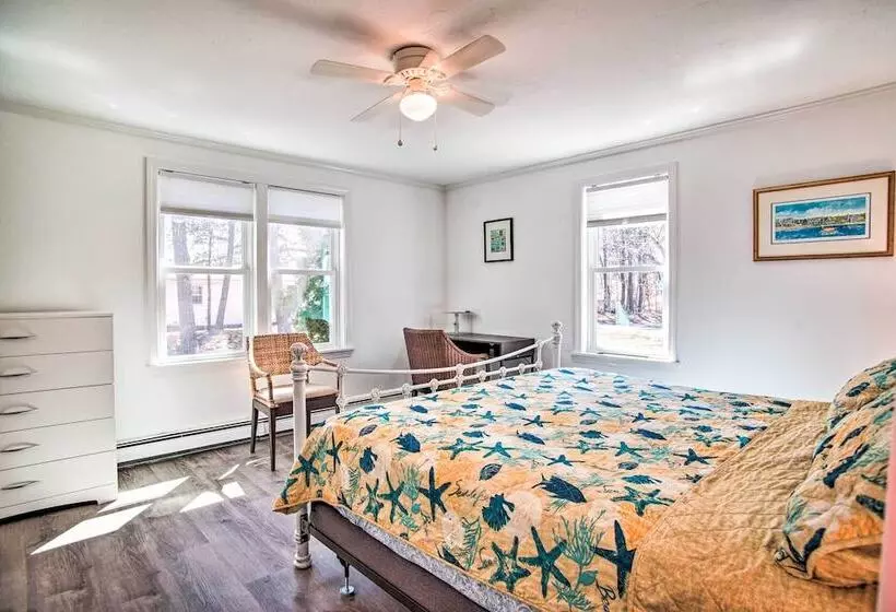 Updated Yarmouth Escape Near Swan Pond + Beaches!