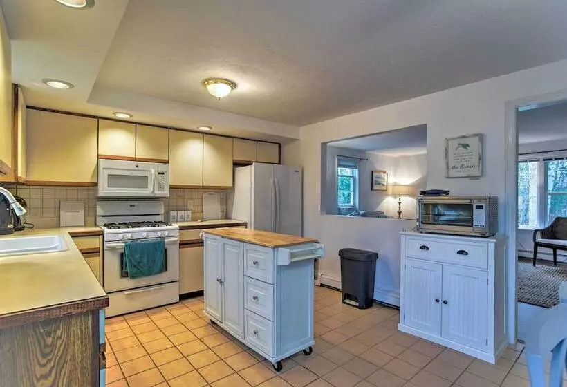 Updated Yarmouth Escape Near Swan Pond + Beaches!