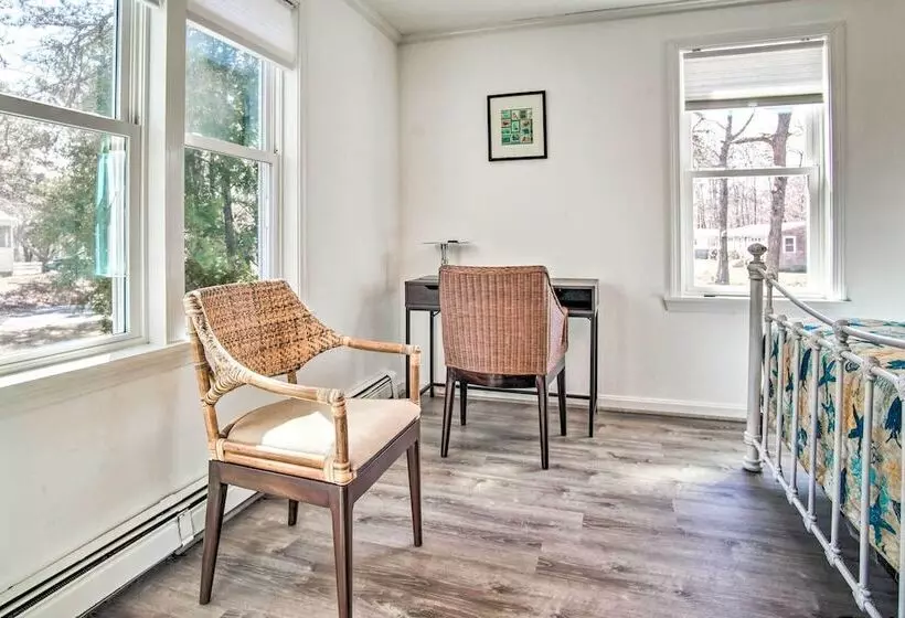 Updated Yarmouth Escape Near Swan Pond + Beaches!