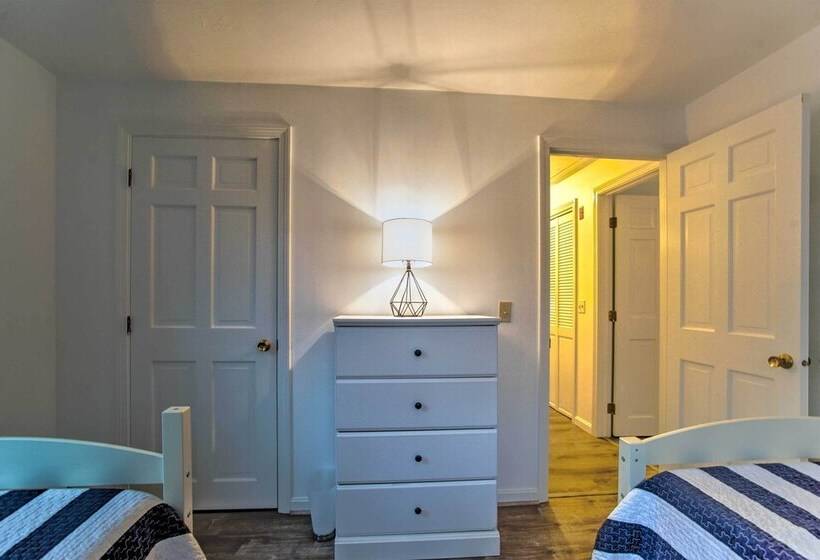 Updated Yarmouth Escape Near Swan Pond + Beaches!