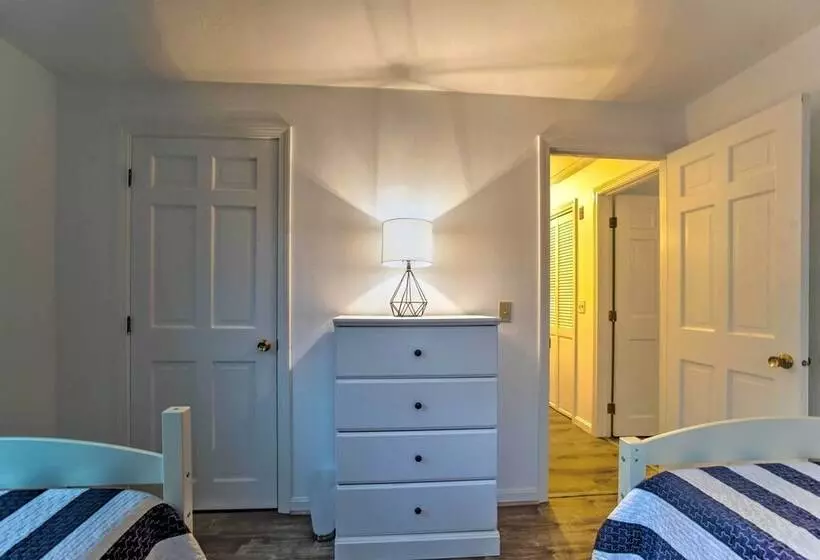 Updated Yarmouth Escape Near Swan Pond + Beaches!