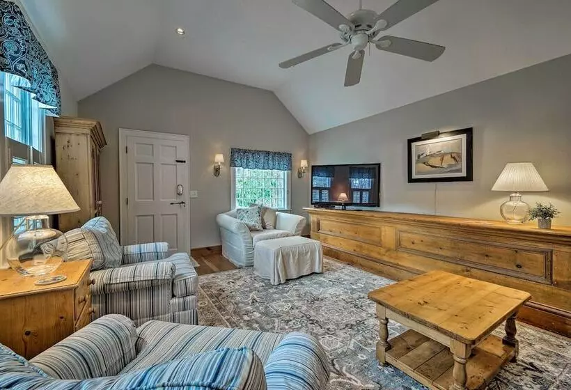 Upscale Orleans Home W/ Deck, 1 Mi To Nauset Beach