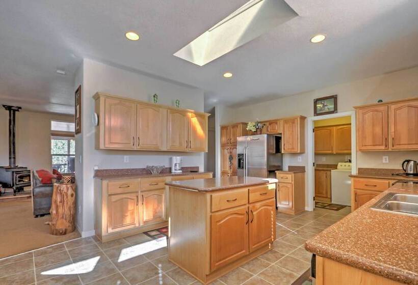 Beautiful Kanab Home W/ Yard Walk To Restaurants