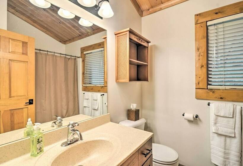 Boyne Mountain Cabin W/ Hot Tub: Near Resort!