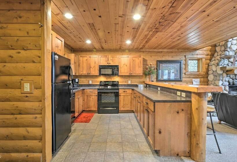 Boyne Mountain Cabin W/ Hot Tub: Near Resort!