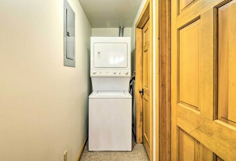 Boyne Mountain Cabin W/ Hot Tub: Near Resort!