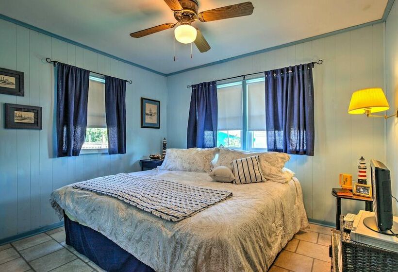Canalfront House & Studio Near Kemah & Galveston!