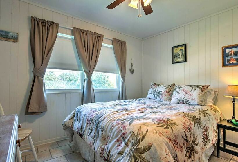 Canalfront House & Studio Near Kemah & Galveston!