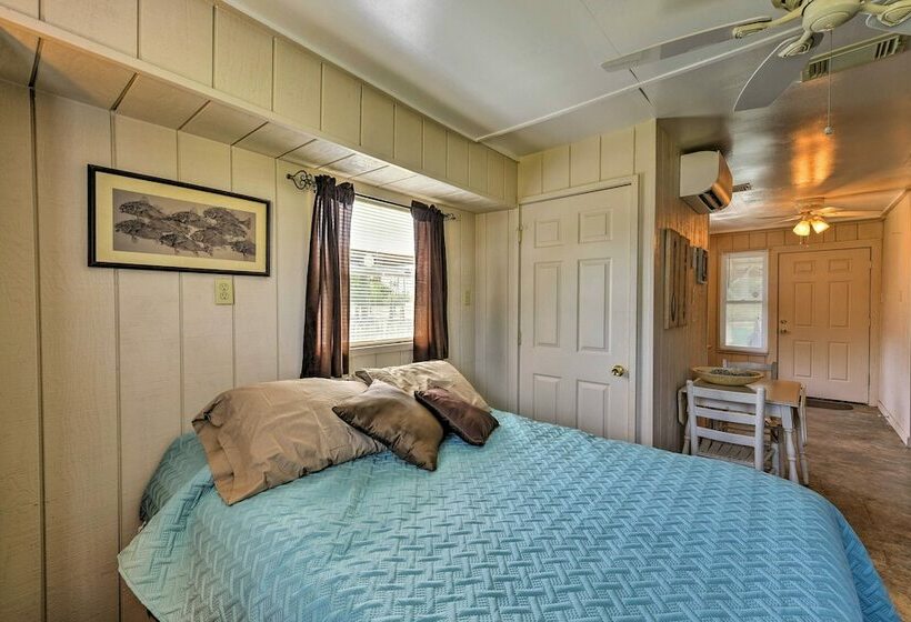 Canalfront House & Studio Near Kemah & Galveston!
