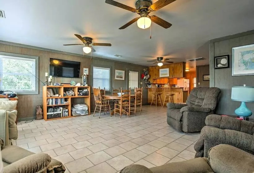 Canalfront House & Studio Near Kemah & Galveston!