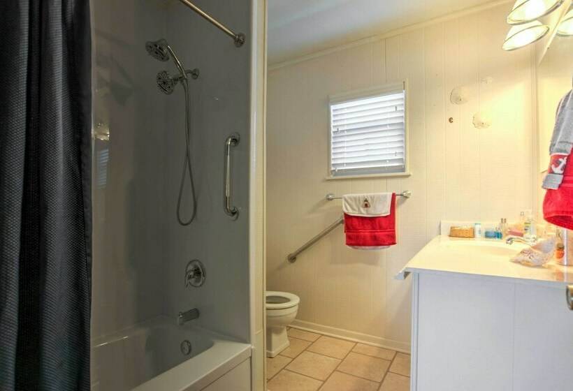 Canalfront House & Studio Near Kemah & Galveston!