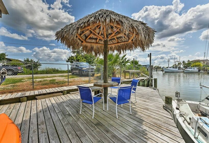Canalfront House & Studio Near Kemah & Galveston!