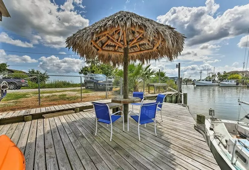 Canalfront House & Studio Near Kemah & Galveston!