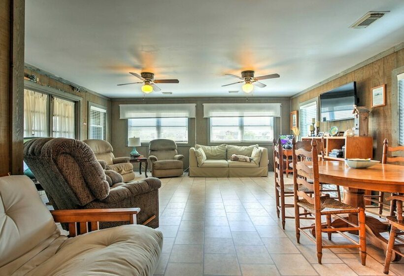 Canalfront House & Studio Near Kemah & Galveston!