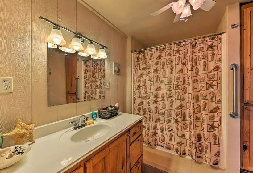Canalfront House & Studio Near Kemah & Galveston!