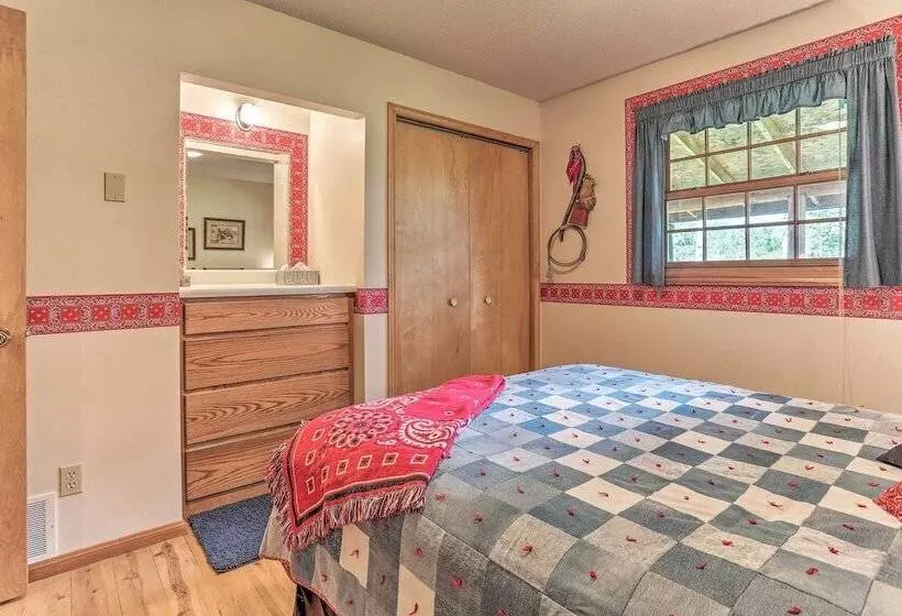 Lead Cabin ~ 9 Mi To Deadwood: Hot Tub + Patio!