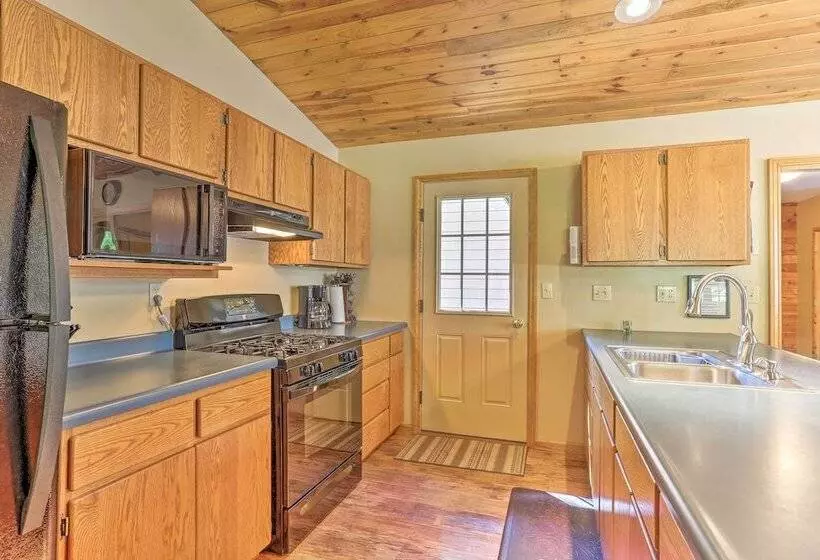 Lead Cabin ~ 9 Mi To Deadwood: Hot Tub + Patio!