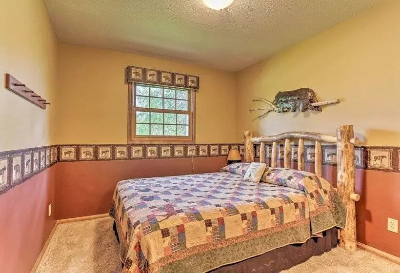 Lead Cabin ~ 9 Mi To Deadwood: Hot Tub + Patio!