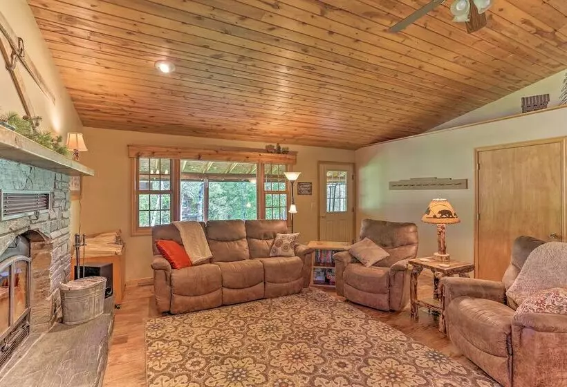 Lead Cabin ~ 9 Mi To Deadwood: Hot Tub + Patio!