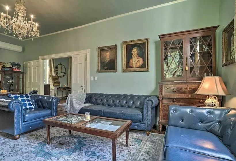 Historic Warrenton Home W/ Patio & Hot Tub!